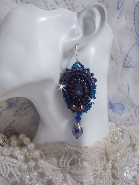 BO Maldives geborduurd met glinsterende hars cabochons, ronde parelmoer Swarovski kralen en Miyuki rocailles.