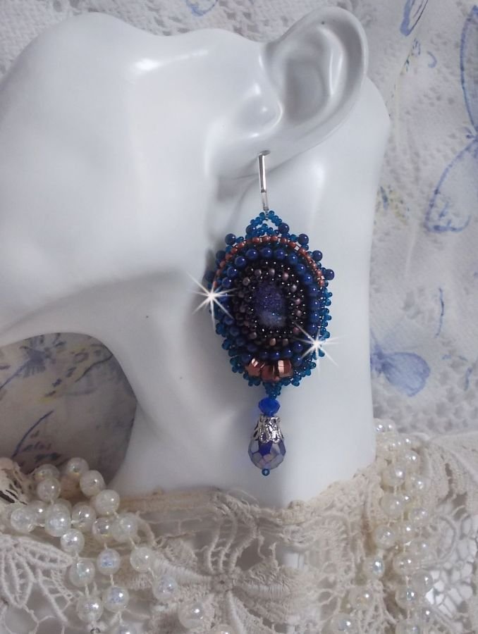 BO Maldives geborduurd met glinsterende hars cabochons, ronde parelmoer Swarovski kralen en Miyuki rocailles.