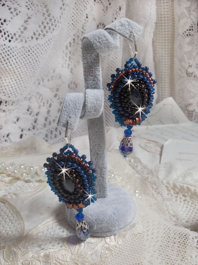 BO Maldives geborduurd met glinsterende hars cabochons, ronde parelmoer Swarovski kralen en Miyuki rocailles.