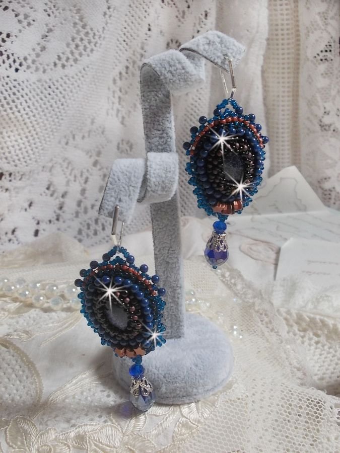 BO Maldives geborduurd met glinsterende hars cabochons, ronde parelmoer Swarovski kralen en Miyuki rocailles.