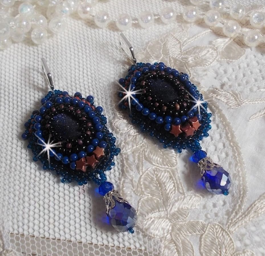 BO Maldives geborduurd met glinsterende hars cabochons, ronde parelmoer Swarovski kralen en Miyuki rocailles.