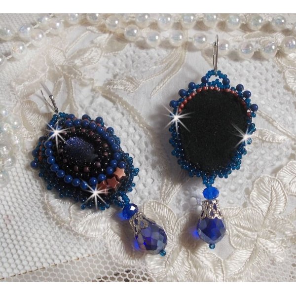 BO Maldives geborduurd met glinsterende hars cabochons, ronde parelmoer Swarovski kralen en Miyuki rocailles.