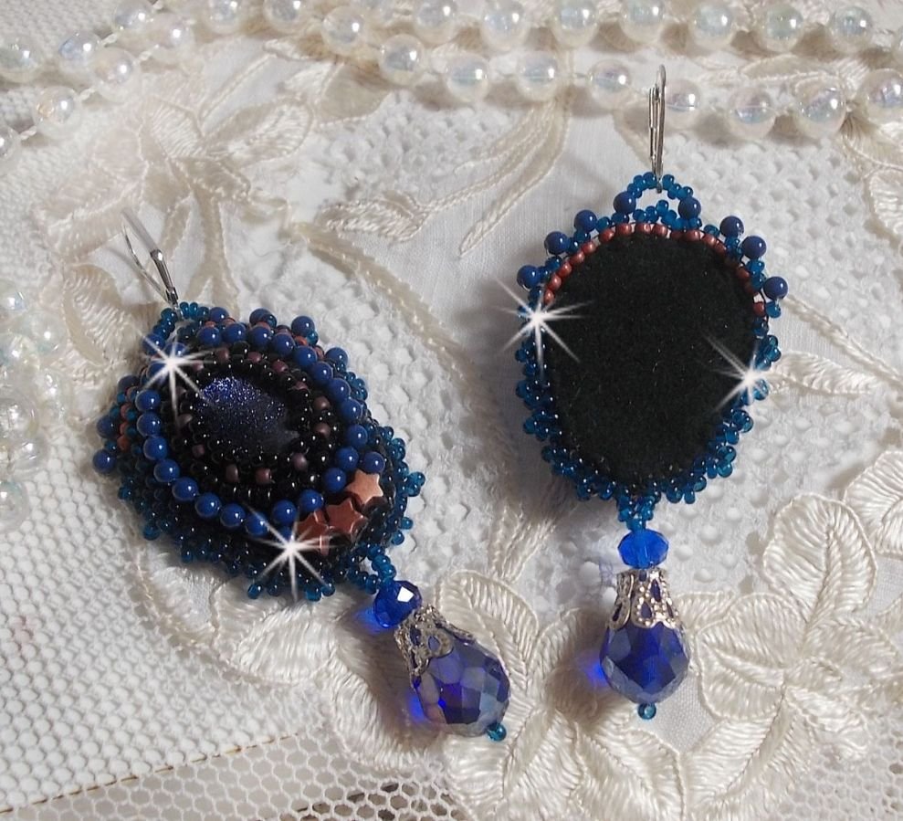 BO Maldives geborduurd met glinsterende hars cabochons, ronde parelmoer Swarovski kralen en Miyuki rocailles.