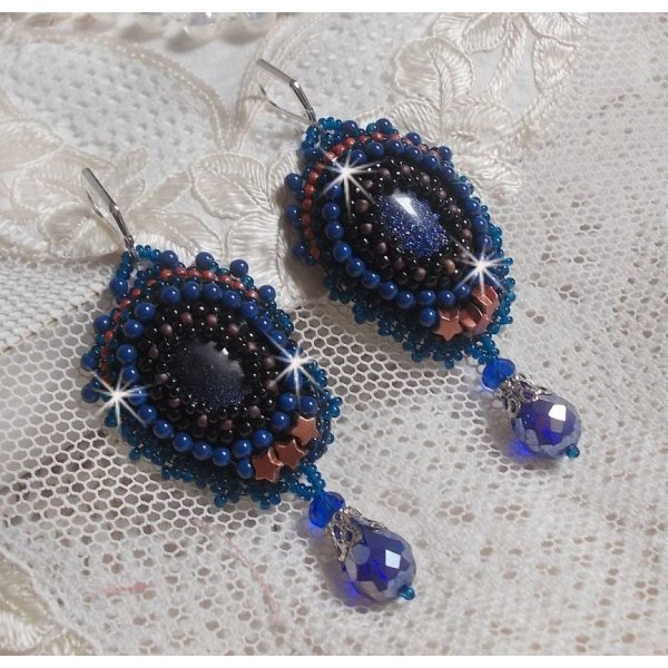 BO Maldives geborduurd met glinsterende hars cabochons, ronde parelmoer Swarovski kralen en Miyuki rocailles.