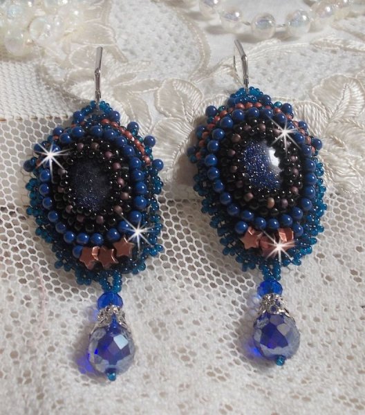 BO Maldives geborduurd met glinsterende hars cabochons, ronde parelmoer Swarovski kralen en Miyuki rocailles.