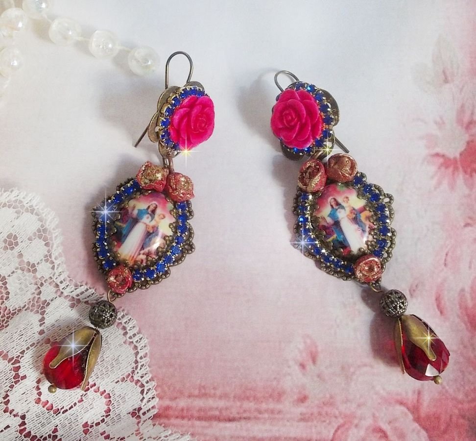BO Maria en Jezus gemaakt met hars cabochons, rode facetperen en diverse accessoires