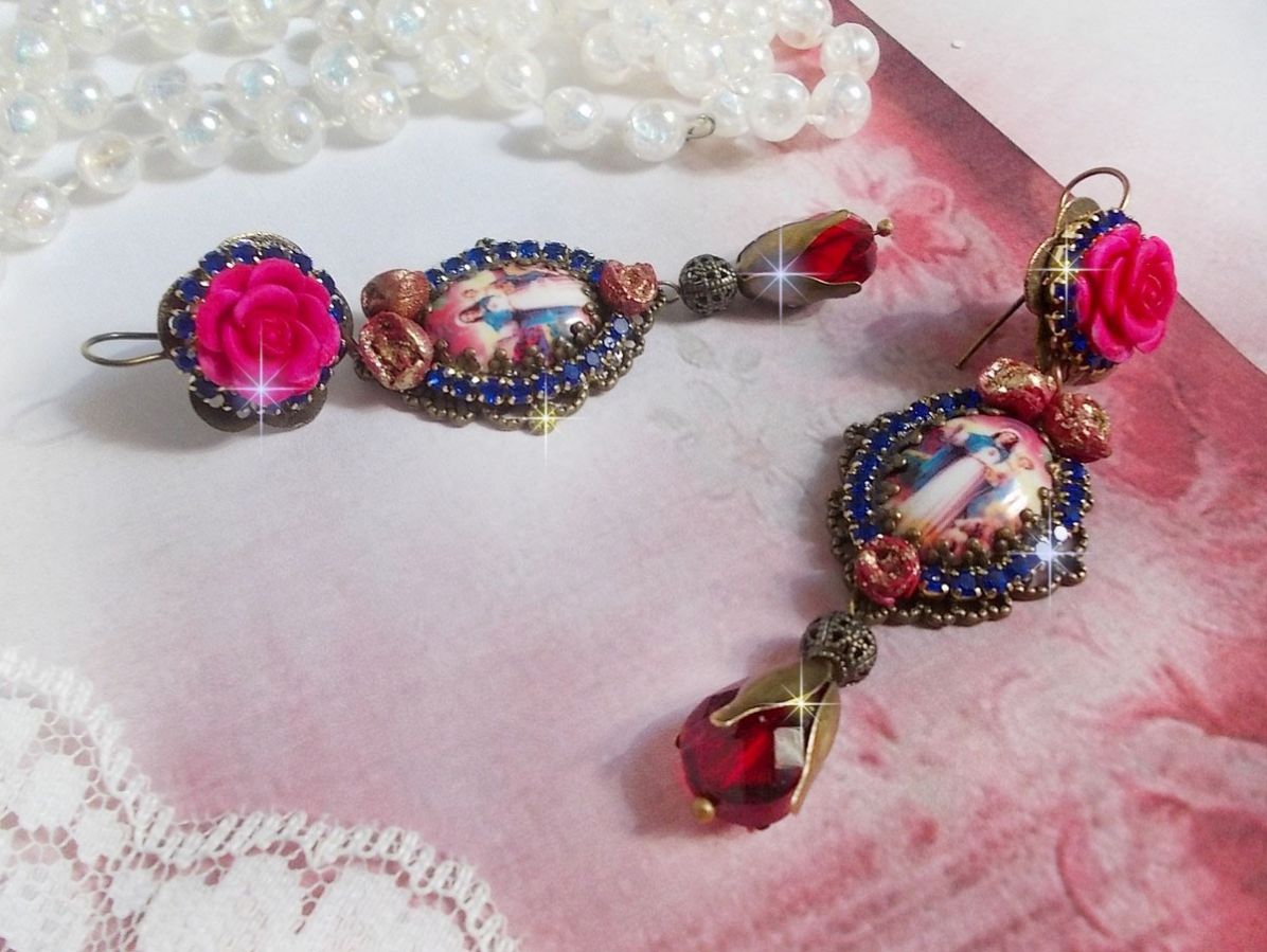 BO Maria en Jezus gemaakt met hars cabochons, rode facetperen en diverse accessoires