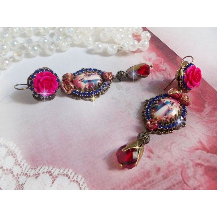BO Maria en Jezus gemaakt met hars cabochons, rode facetperen en diverse accessoires