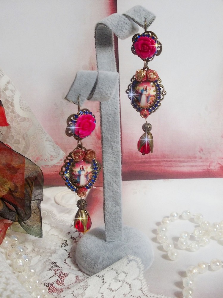 BO Maria en Jezus gemaakt met hars cabochons, rode facetperen en diverse accessoires
