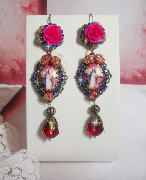 BO Maria en Jezus gemaakt met hars cabochons, rode facetperen en diverse accessoires