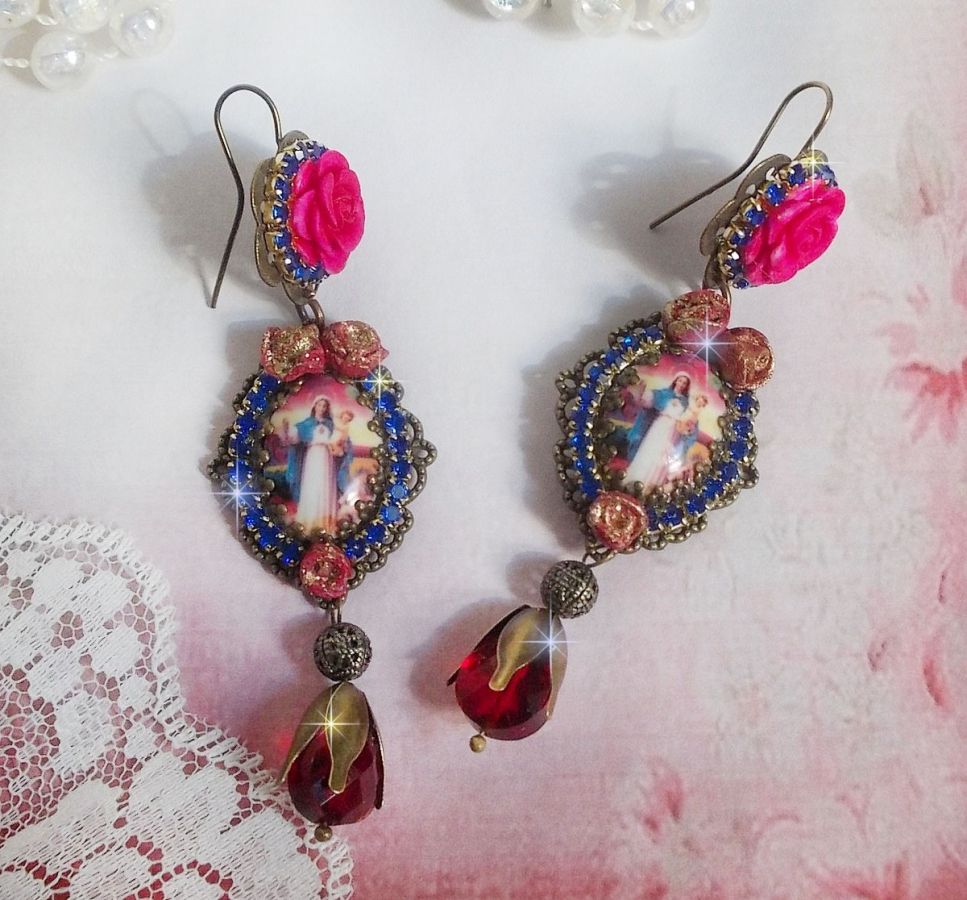 BO Maria en Jezus gemaakt met hars cabochons, rode facetperen en diverse accessoires
