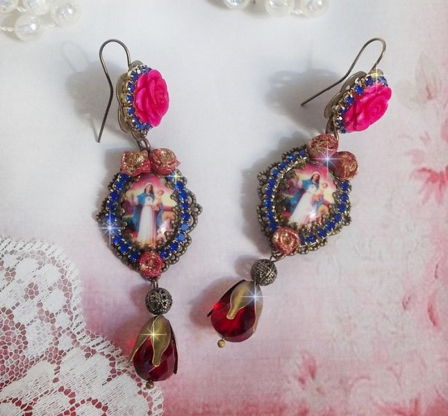 BO Maria en Jezus gemaakt met hars cabochons, rode facetperen en diverse accessoires