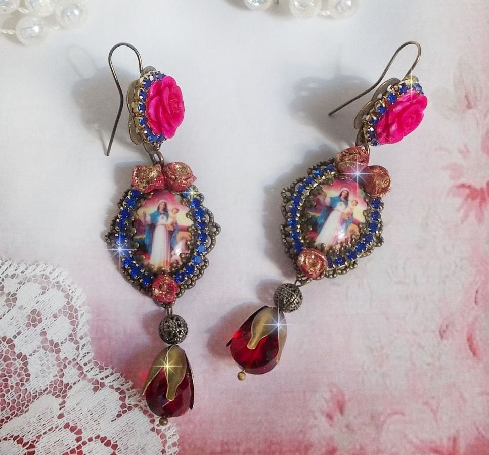 BO Maria en Jezus gemaakt met hars cabochons, rode facetperen en diverse accessoires