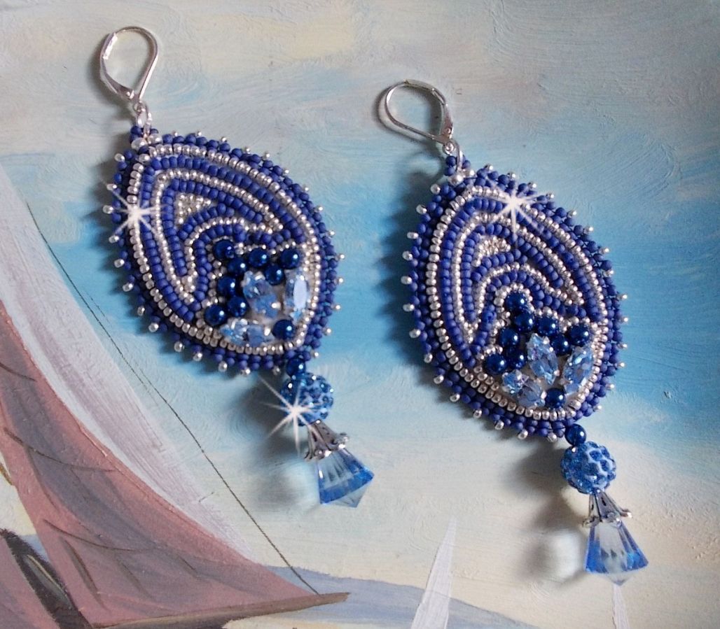 BO Marine Blauw geborduurd met Swarovski kristallen, ronde glazen kralen en Miyuki rocailles.