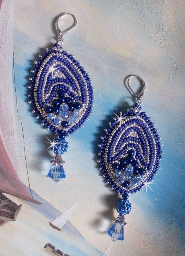 BO Marine Blauw geborduurd met Swarovski kristallen, ronde glazen kralen en Miyuki rocailles.