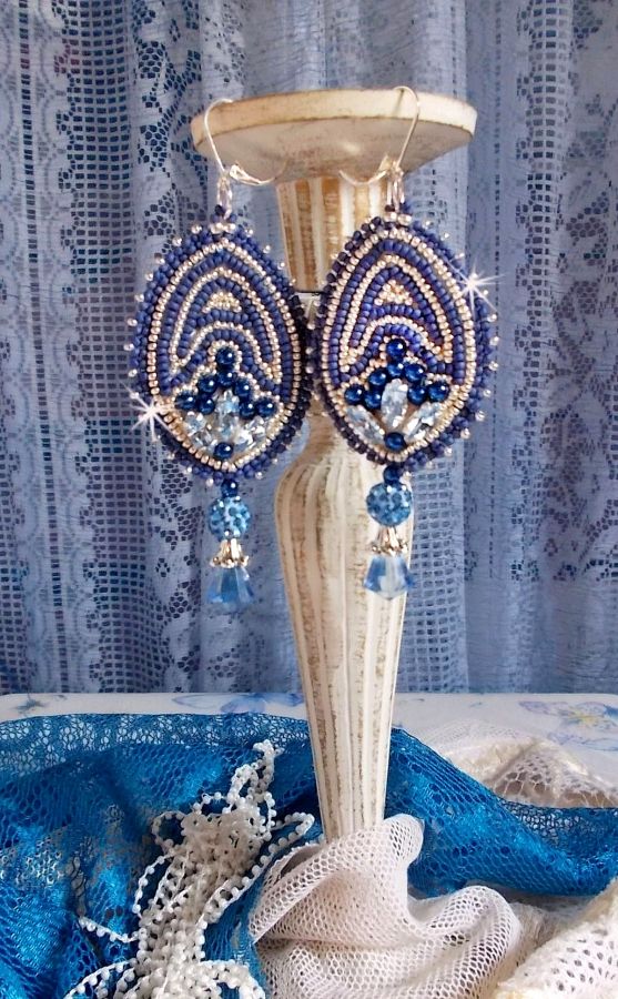 BO Marine Blauw geborduurd met Swarovski kristallen, ronde glazen kralen en Miyuki rocailles.