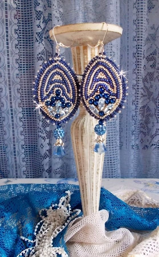 BO Marine Blauw geborduurd met Swarovski kristallen, ronde glazen kralen en Miyuki rocailles.