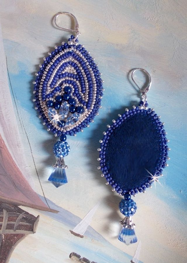 BO Marine Blauw geborduurd met Swarovski kristallen, ronde glazen kralen en Miyuki rocailles.