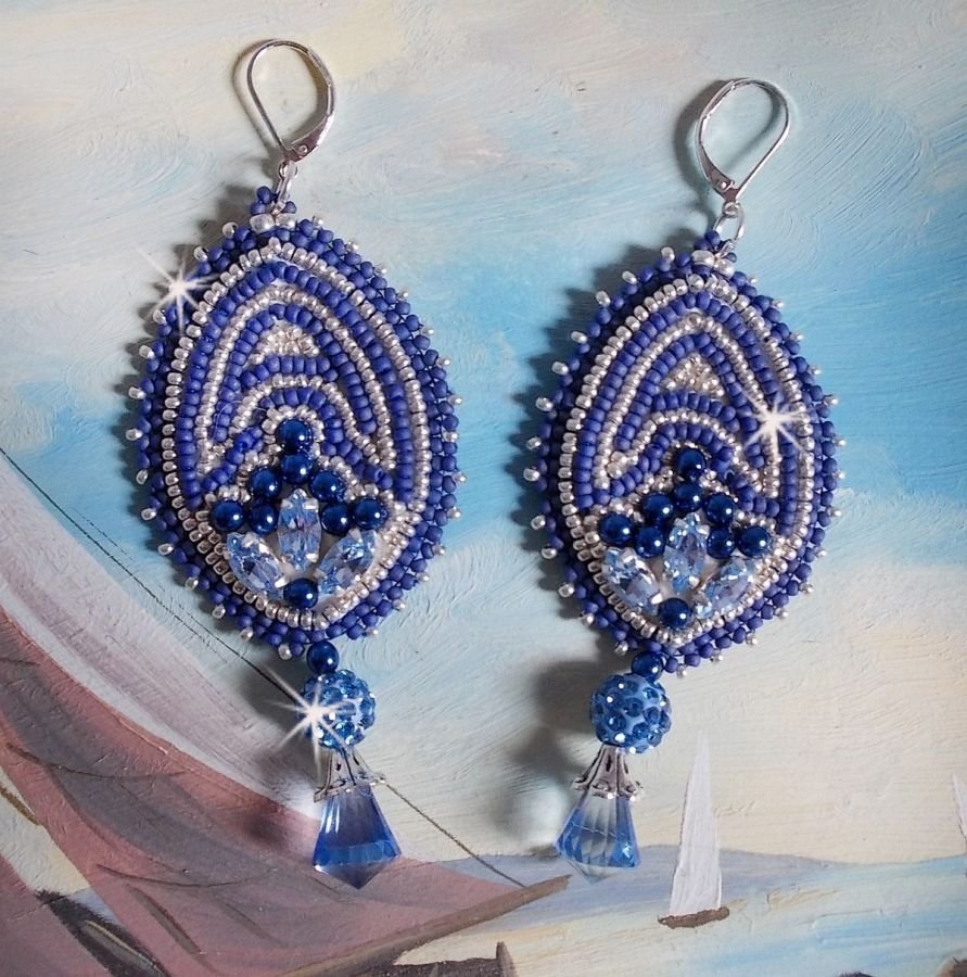 BO Marine Blauw geborduurd met Swarovski kristallen, ronde glazen kralen en Miyuki rocailles.