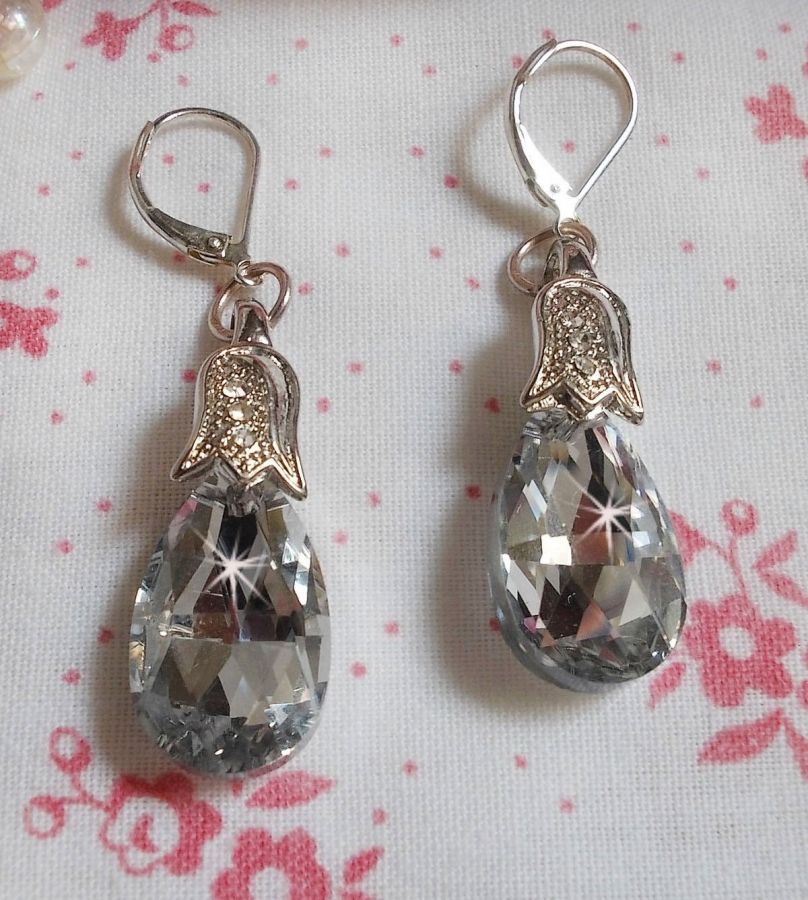 BO Crystal Wonders gemaakt met gefacetteerde druppels en kleine strass-sluitingen in reliëf.