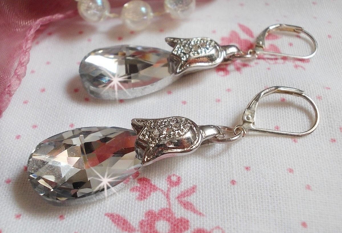 BO Crystal Wonders gemaakt met gefacetteerde druppels en kleine strass-sluitingen in reliëf.