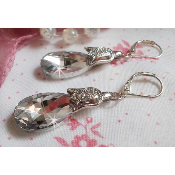 BO Crystal Wonders gemaakt met gefacetteerde druppels en kleine strass-sluitingen in reli&euml;f.