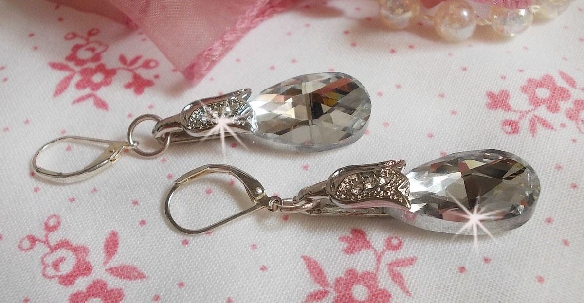BO Crystal Wonders gemaakt met gefacetteerde druppels en kleine strass-sluitingen in reliëf.