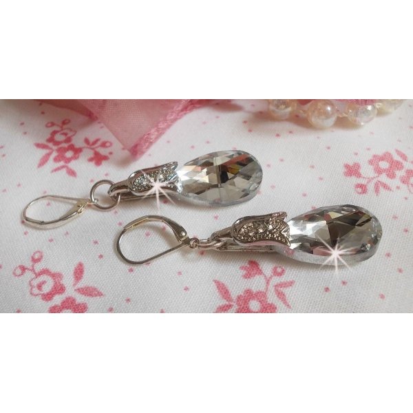 BO Crystal Wonders gemaakt met gefacetteerde druppels en kleine strass-sluitingen in reliëf.
