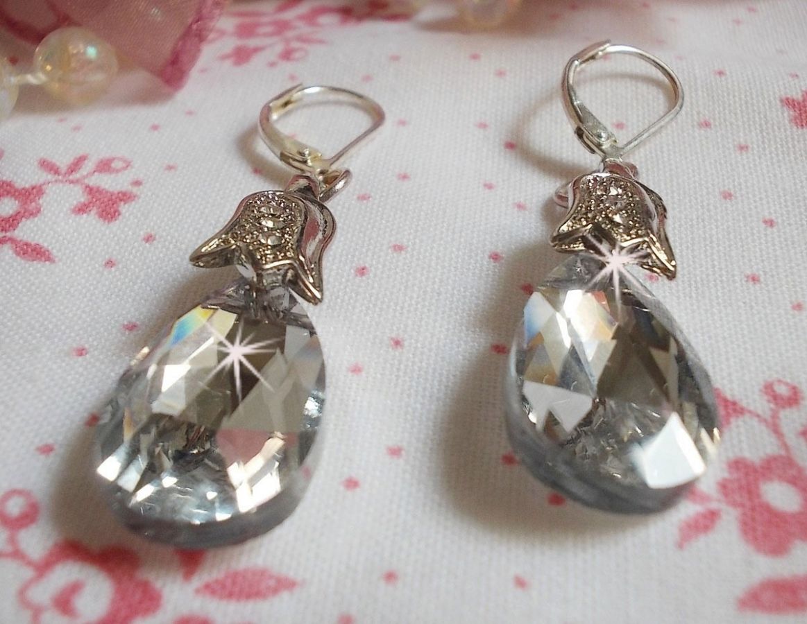 BO Crystal Wonders gemaakt met gefacetteerde druppels en kleine strass-sluitingen in reliëf.