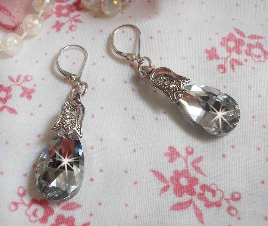 BO Crystal Wonders gemaakt met gefacetteerde druppels en kleine strass-sluitingen in reliëf.