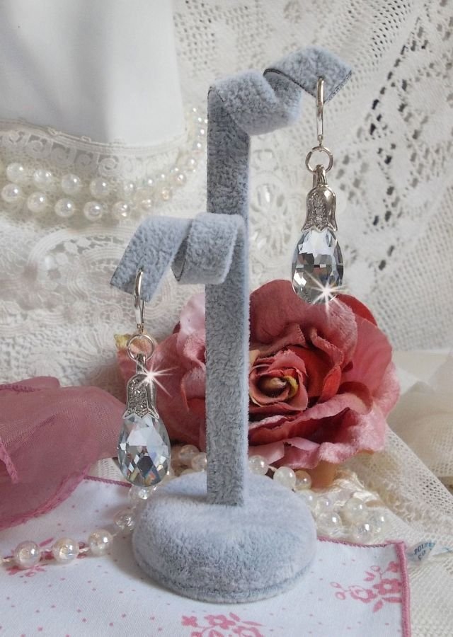 BO Crystal Wonders gemaakt met gefacetteerde druppels en kleine strass-sluitingen in reliëf.