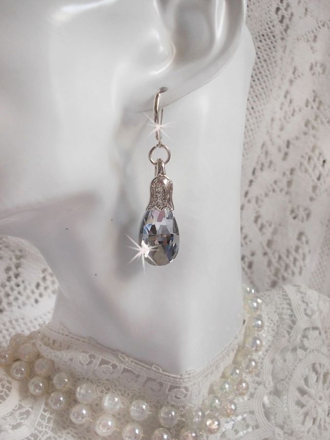BO Crystal Wonders gemaakt met gefacetteerde druppels en kleine strass-sluitingen in reliëf.