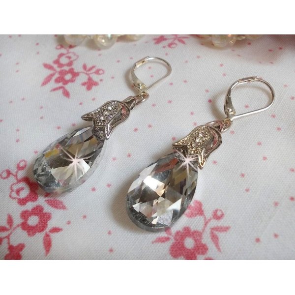 BO Crystal Wonders gemaakt met gefacetteerde druppels en kleine strass-sluitingen in reli&euml;f.