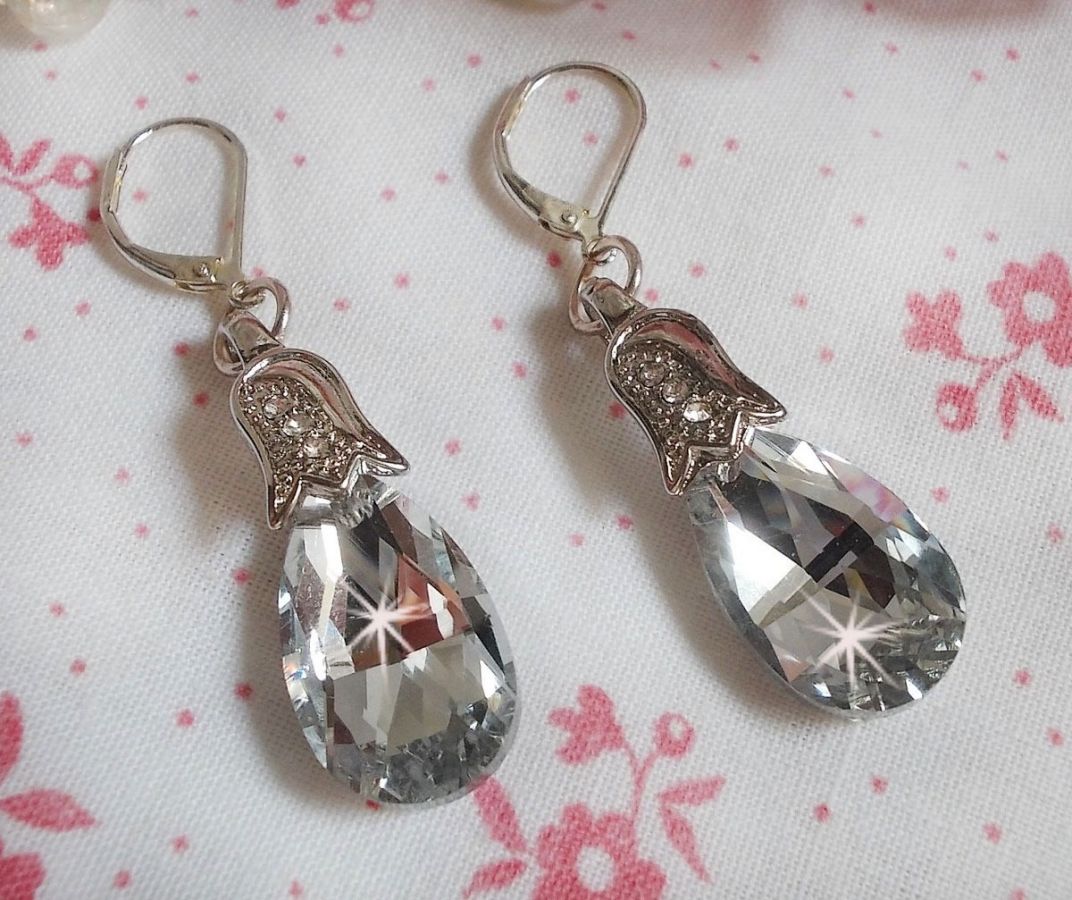 BO Crystal Wonders gemaakt met gefacetteerde druppels en kleine strass-sluitingen in reliëf.