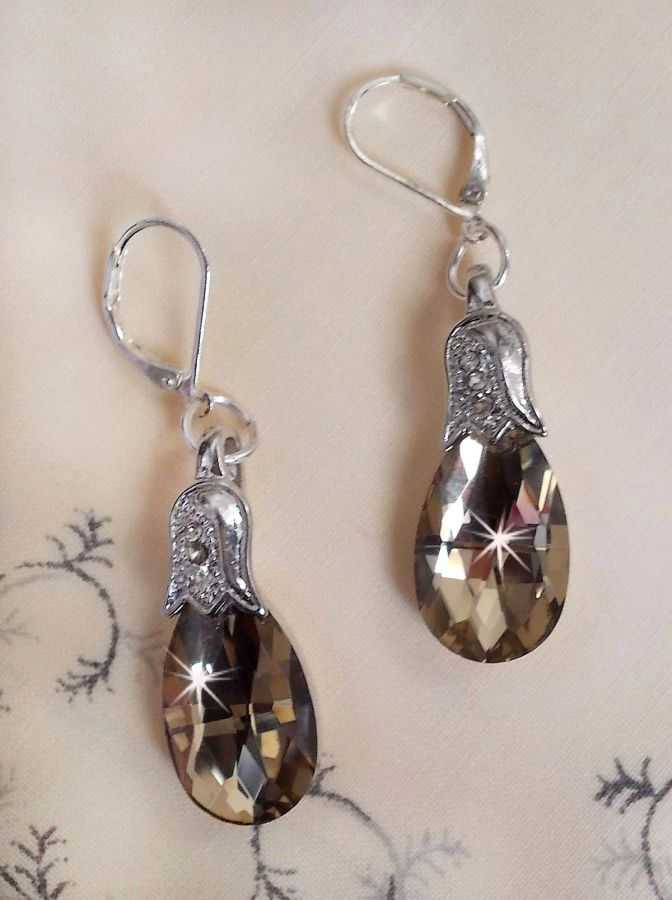 BO Merveilles Champagne gemaakt met kleine zilveren strass-sluitingen en platte facetgeslepen druppels.
