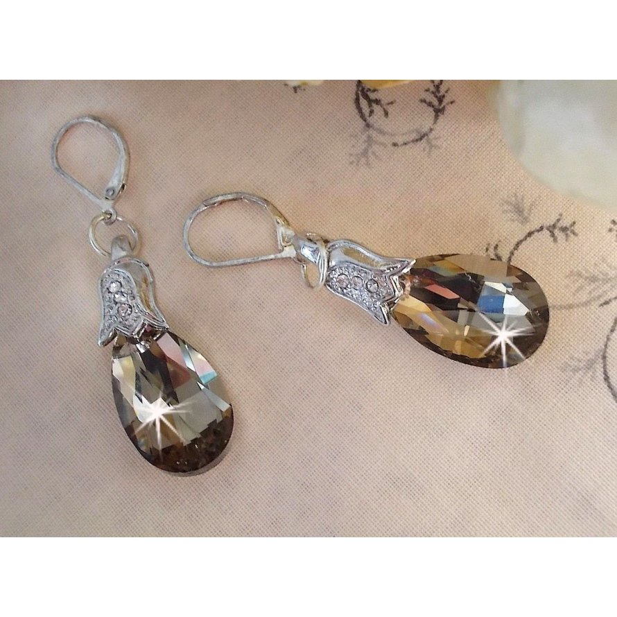 BO Merveilles Champagne gemaakt met kleine zilveren strass-sluitingen en platte facetgeslepen druppels.