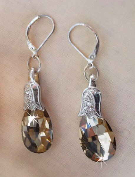 BO Merveilles Champagne gemaakt met kleine zilveren strass-sluitingen en platte facetgeslepen druppels.