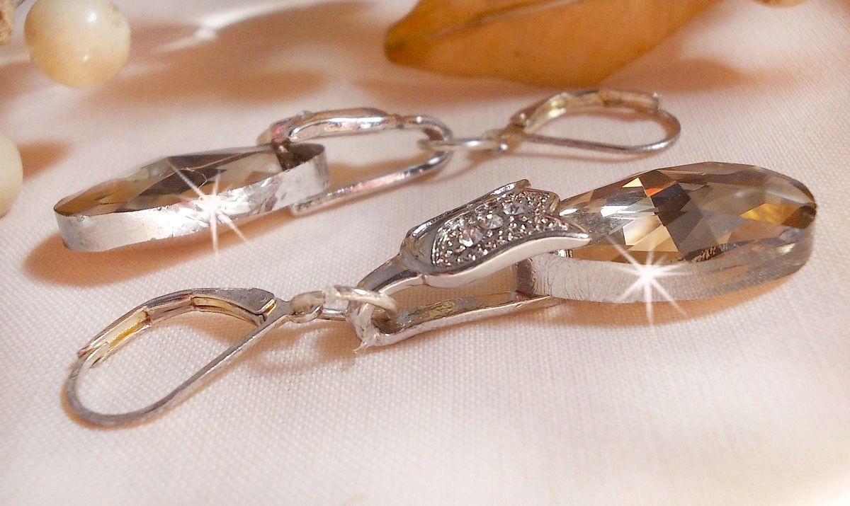 BO Merveilles Champagne gemaakt met kleine zilveren strass-sluitingen en platte facetgeslepen druppels.