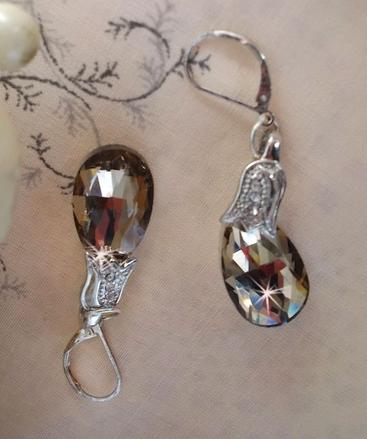 BO Merveilles Champagne gemaakt met kleine zilveren strass-sluitingen en platte facetgeslepen druppels.
