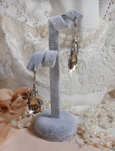 BO Merveilles Champagne gemaakt met kleine zilveren strass-sluitingen en platte facetgeslepen druppels.