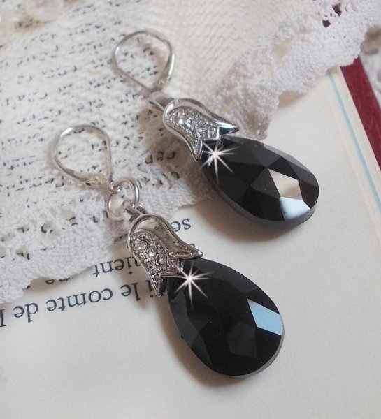 BO Merveilles Jet gemaakt met verzilverde beugels van kleine strass steentjes en facetgeslepen druppels