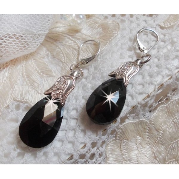 BO Merveilles Jet gemaakt met verzilverde beugels van kleine strass steentjes en facetgeslepen druppels