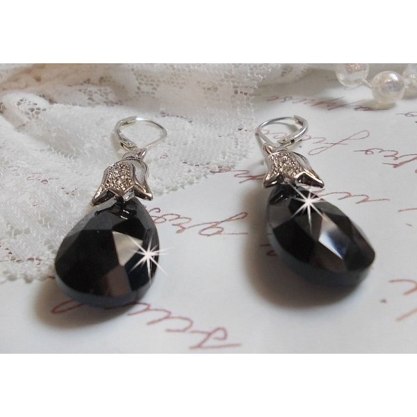 BO Merveilles Jet gemaakt met verzilverde beugels van kleine strass steentjes en facetgeslepen druppels