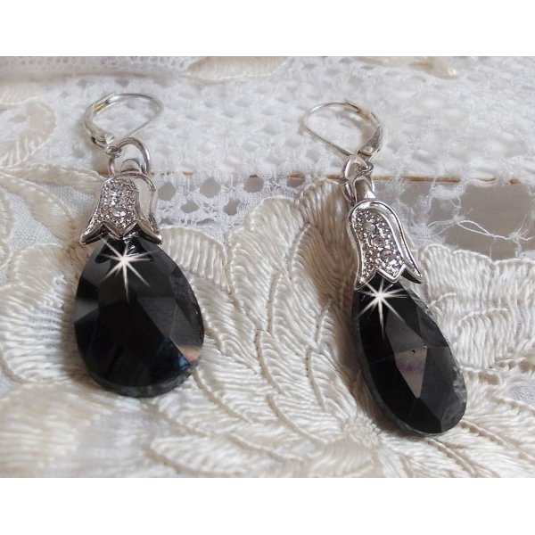 BO Merveilles Jet gemaakt met verzilverde beugels van kleine strass steentjes en facetgeslepen druppels