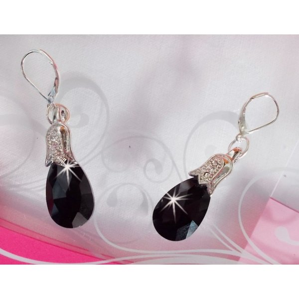 BO Merveilles Jet gemaakt met verzilverde beugels van kleine strass steentjes en facetgeslepen druppels