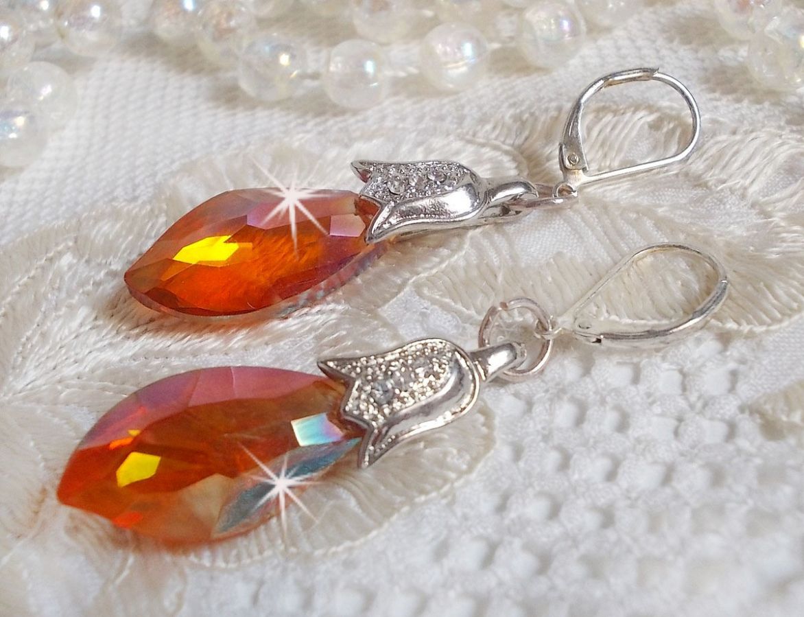 BO Merveilles Red Topaz avec des gouttes facettées et des bélières gaufrées de petit strass