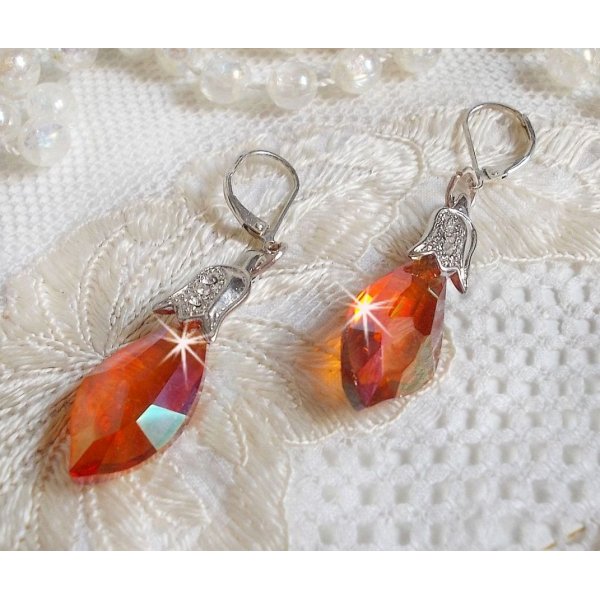 BO Merveilles Red Topaz avec des gouttes facett&eacute;es et des b&eacute;li&egrave;res gaufr&eacute;es de petit strass