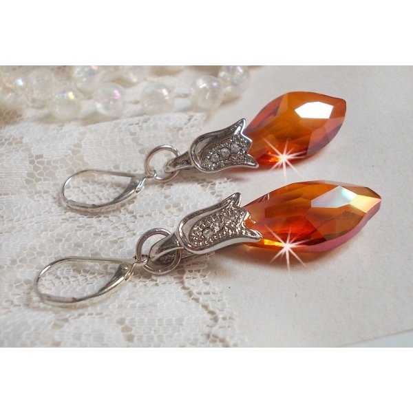 BO Merveilles Red Topaz avec des gouttes facett&eacute;es et des b&eacute;li&egrave;res gaufr&eacute;es de petit strass