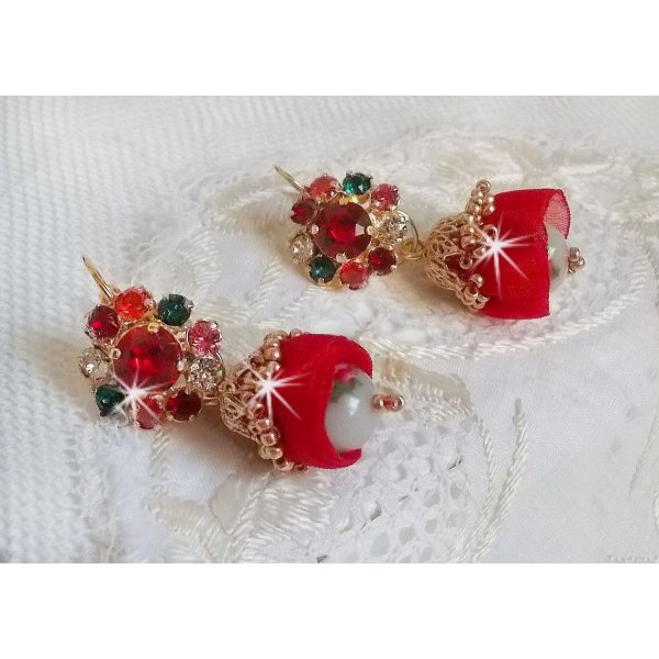 BO Mia geborduurd met Swarovski kristallen, oranje zirkonia steentjes, Fimo kralen en rocailles.