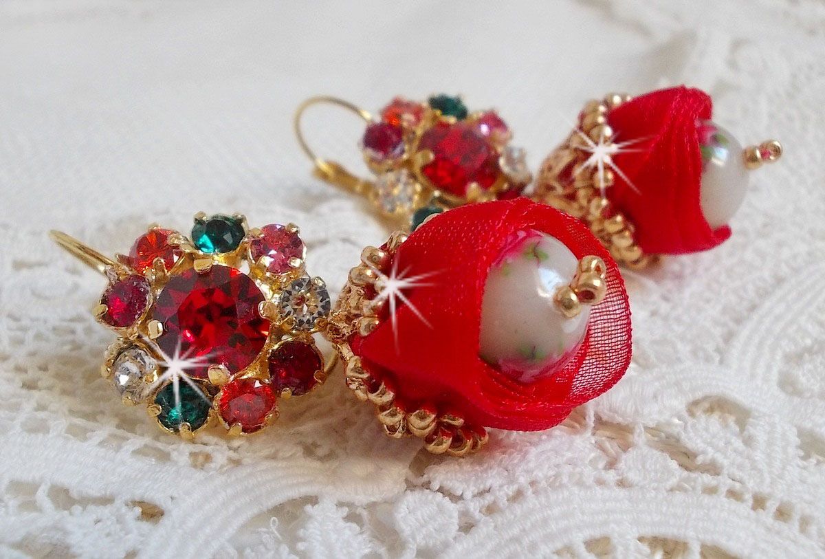 BO Mia geborduurd met Swarovski kristallen, oranje zirkonia steentjes, Fimo kralen en rocailles.